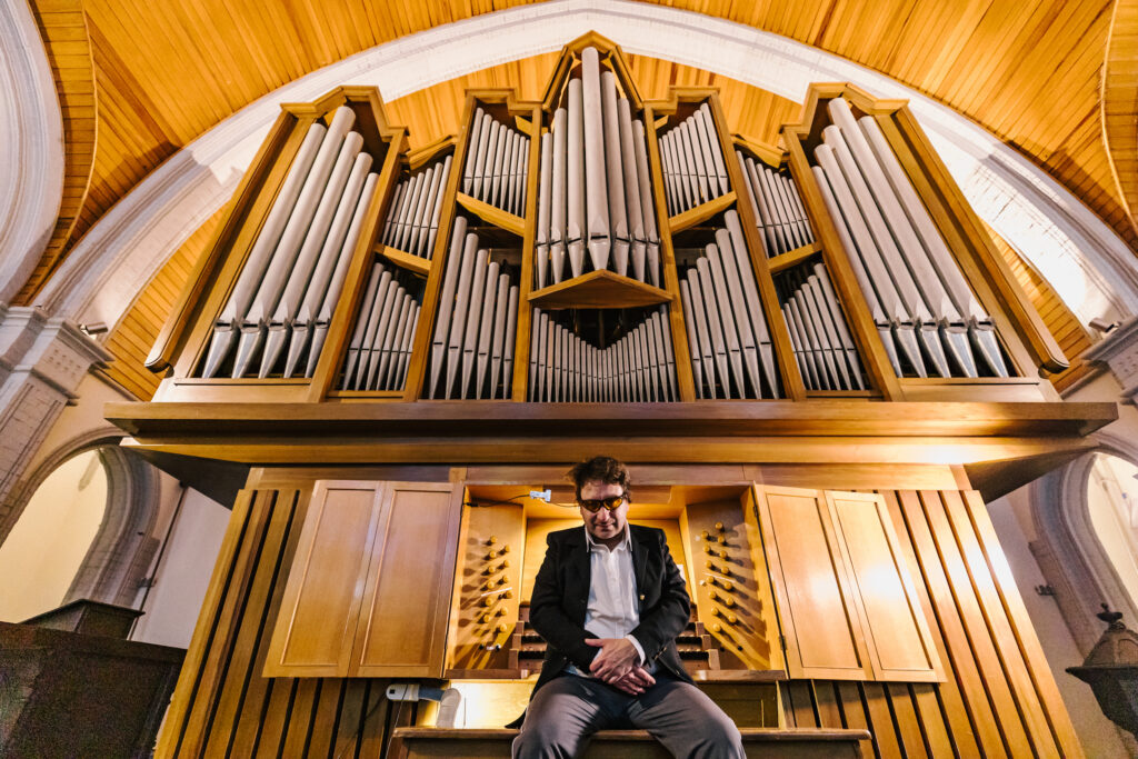 Orgel im Kirchenraum mit dem Komponisten Jan Arlt