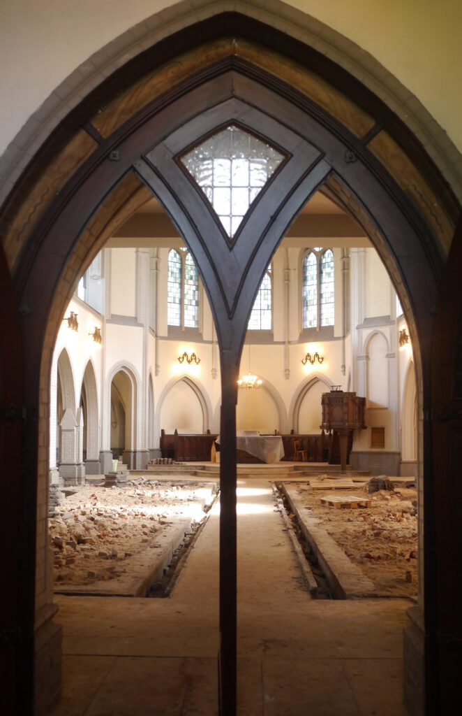 Eintritt in das Mittelschiff der Kirche